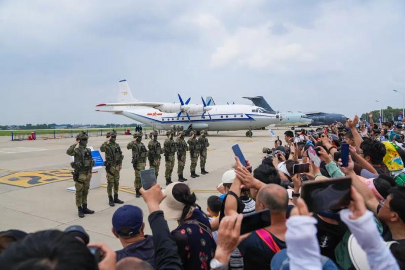 At this moment, the seeds of patriotism and military support sprouted, opening up | airshow | sprouting