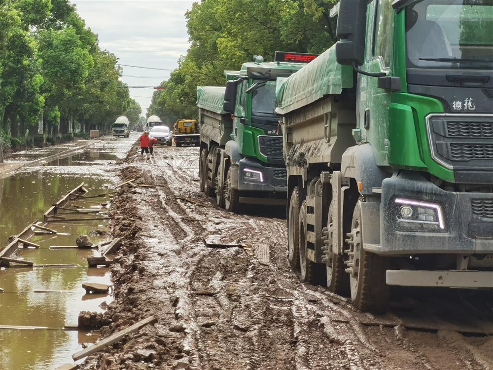 The road was crushed by hundreds of earthmoving vehicles, and this Yuyang Road is like a swamp! Vehicles around Songjiang South Station | Songjiang | Swamp Land