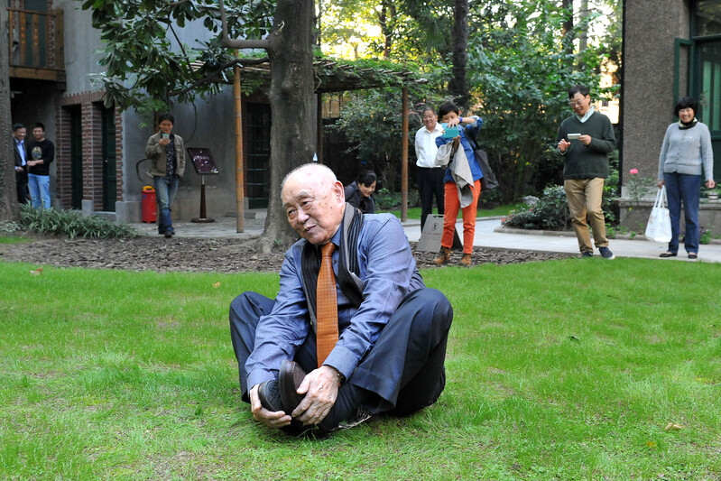 Leave behind the last "Blue Rabbit" zodiac stamp, which was once a "Shanghai float". Huang Yongyu passed away at the age of 99 and received it | Magazine | Huang Yongyu