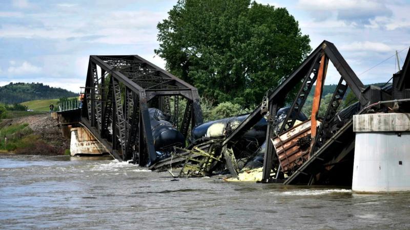 Causing oil fuel leakage, a train derailment accident occurred in Montana, USA! Multiple carriages falling into the river office | department | accident