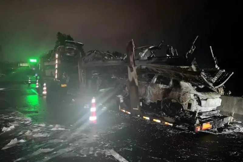 A sudden fire broke out on the trailer highway from Guangzhou to Chongqing! 6 Audi cars burned down | Rescue | Audi cars