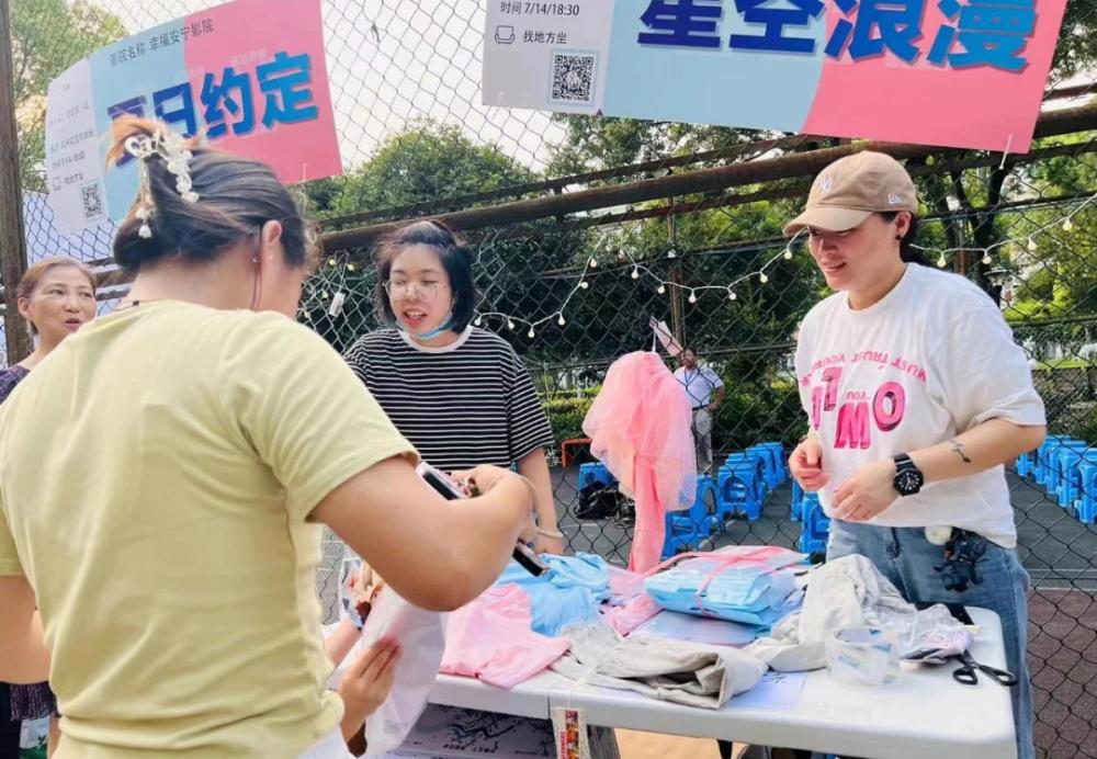 Residents have stepped out of their homes to become "community partners", participating in sports events, food festivals... in the Minhang community | residential area | local area