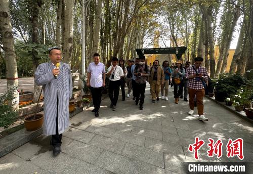 Foreign Media Talk about Journey to Xinjiang: Integrating Tradition and Modernity