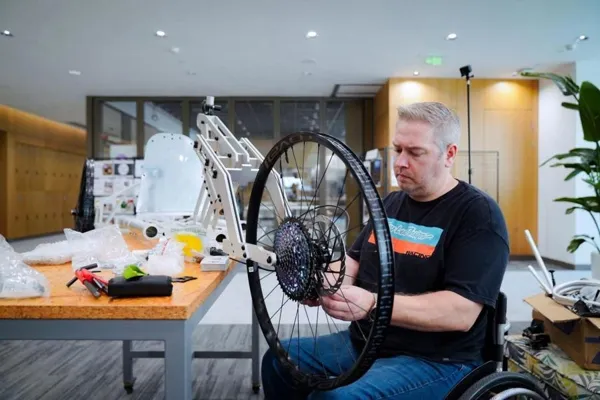 有何独到之处,如今他DIY中国首辆轮椅山地车,附视频|意外把他困在轮椅上