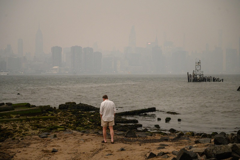 纽约成全球空气最差城市,“橙色雾霾”笼罩美东,【看世界】加拿大野火肆虐延迟|停电|野火