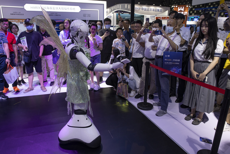 机器人单手举钢琴、AI30秒批作文……AI、数字人、机器人闪耀智能大会人工智能AI|智能|机器人