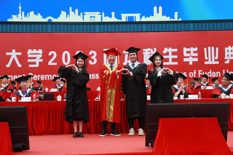 Expanding the boundaries of life and climbing the summit, Fudan President Jin Li delivered a message at the graduation ceremony: Refuse to lie flat on Fudan University | Fudan | Summit