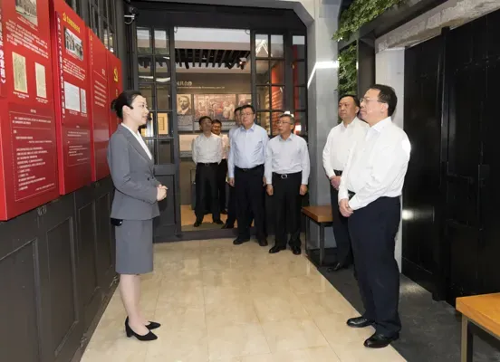 Taking the Party Constitution, Party Rules and Party Discipline as the yardstick to stand upright and upright, the Party Group of the Shanghai Municipal Government carried out party discipline study and education visits and study activities