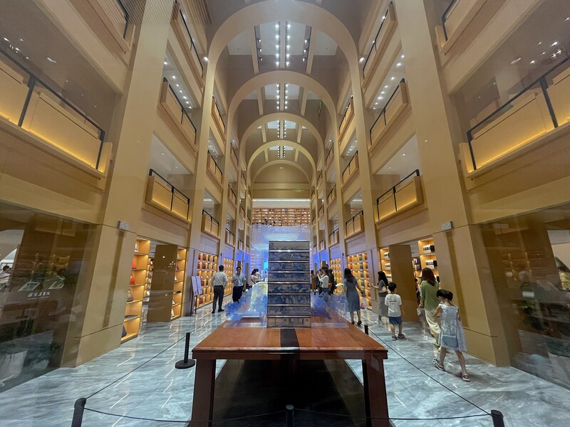 徐家汇书院邀你体验“书的建筑性”与“建筑的阅读性”,开馆后迎来首个书展读者|徐家汇|书院