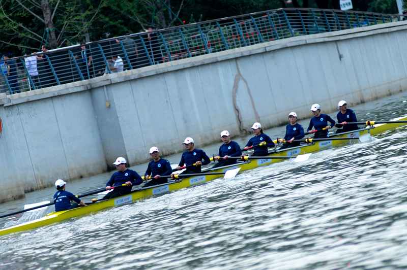 This group of "white coats" showcases the spirit of rowing, "boarding" the field, and sports on the Su River | Spirit | White coats