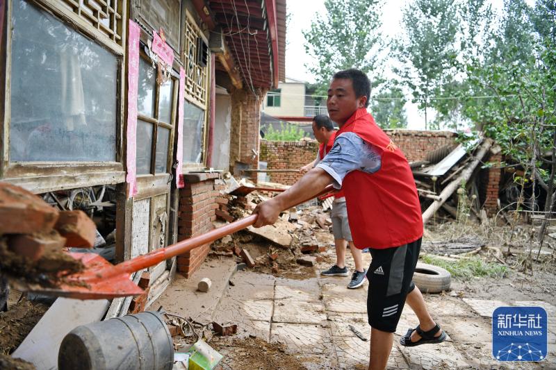 Xinhua full media+desilting, disinfection and sterilization, waterlogging drainage... Zhuozhou, Hebei, carried out post disaster restoration work. August 6th | Baita Village, Diaowo Town, Zhuozhou City, Hebei Province | Xinhua News Agency+