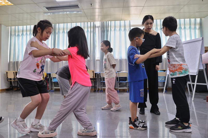 Red Study Tour, Learning Modern Dance Steps, Watching Summer Movies... More than Half of the Holiday, Not Less Exciting for Primary and Secondary School Students | Shanghai | Movies