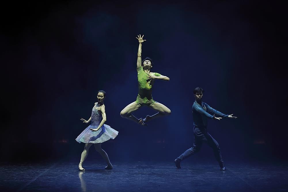 The "Moonlight" of Shanghai shines on the grasslands, and "The Light of the Earth" performs a dance in Ordos | Work | The Light of the Earth