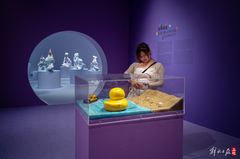 The "Yellow Duck" is enjoying a cool summer with the children at the art museum, and the summer vacation season is coming. The art museum | People | Coolness