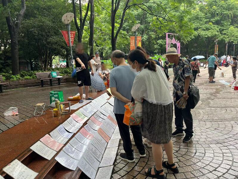 Is it reliable?, People's Park's current "street vendor matchmaker": You can have a name at the blind date corner for 100 yuan per month. Reporter | Service | Street vendor