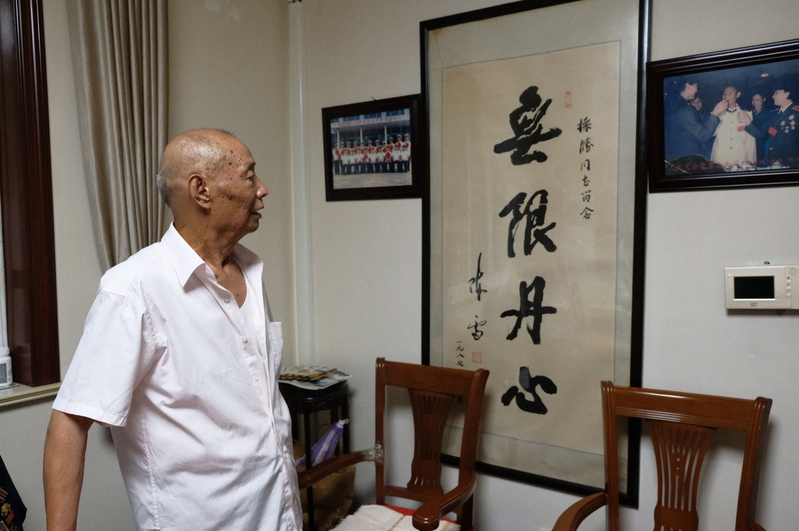 We knelt down and wept bitterly. Veterans of the Volunteer Army recounted their history, saw the lights at the train station, and returned soldiers from the Korean battlefield. Military Brigade, North Korea