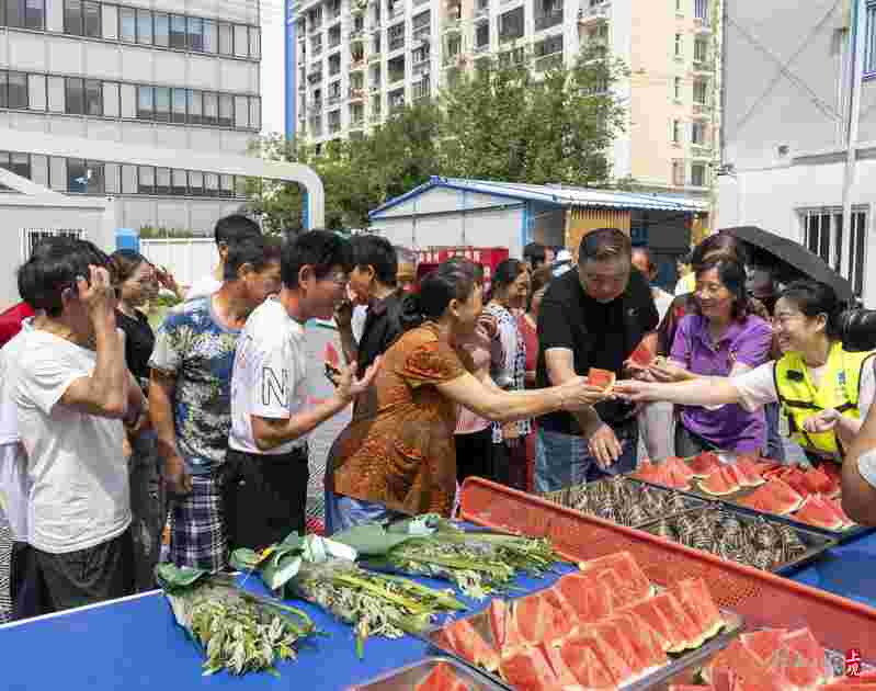 这个工地请来社区居民一起体验端午民俗,挂菖蒲、包粽子、做香囊端午节包粽子