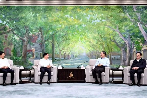 Chen Jining and Gong Zheng held a discussion with Jin Zhuanglong, and the Ministry of Industry and Information Technology signed a strategic cooperation agreement with the Shanghai Municipal Government.