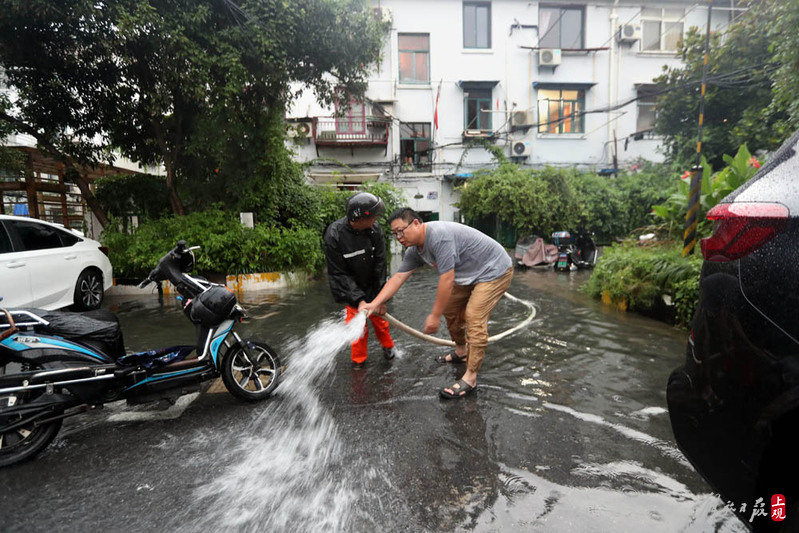 Cadres and volunteers of the rainstorm residents committee were the first to stand out in the storm. Residents' homes flooded in varying degrees. Residents | volunteers | Shanghai