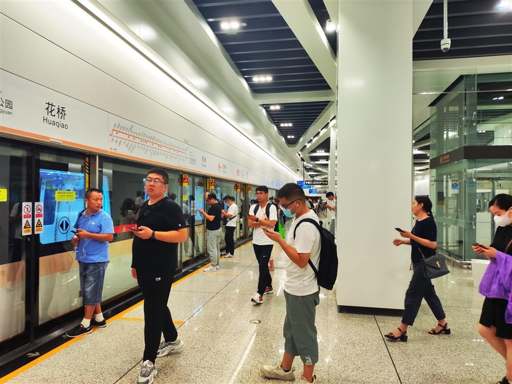 乘客还挺多,大清早和深夜的加班大站快车,苏州到上海的跨省地铁昆山|快车|加班