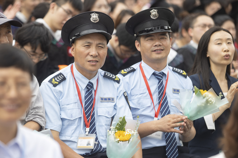 鲜花赠保安大哥、掌声送给自己……华师大毕业典礼好有爱图书馆|研究生|大哥