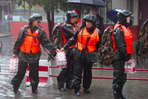 1800余名滞留旅客转移！部分列车救援物资已改为空投,受暴雨影响多趟列车运行受阻北京局|K1178|旅客