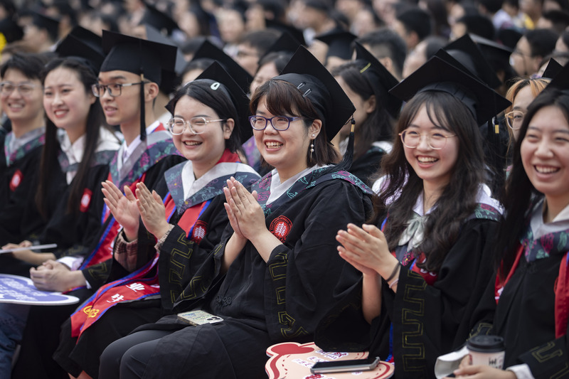 Flowers for security guards, applause for oneself... The graduation ceremony of Huashi Normal University is great. Love the Library | Graduate | Big Brother