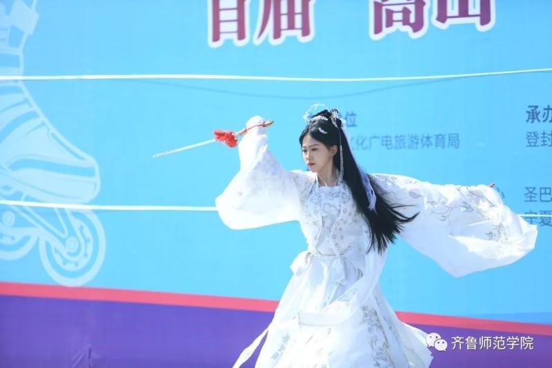 Dancing with ribbons, like flying in the sky... 19-year-old girl wins the roller skating championship! Netizen: Too Immortal Competition | Championships | Culture | Venue | Feitian | National Wind | Qin Yuqing | Roller Skating