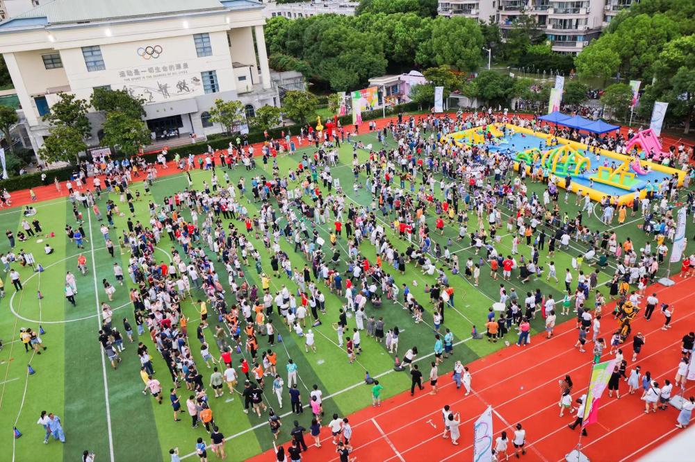 A "tug of war competition with ten thousand people" is taking place in the "largest community" of Shanghai, today in Kangcheng | residents | community
