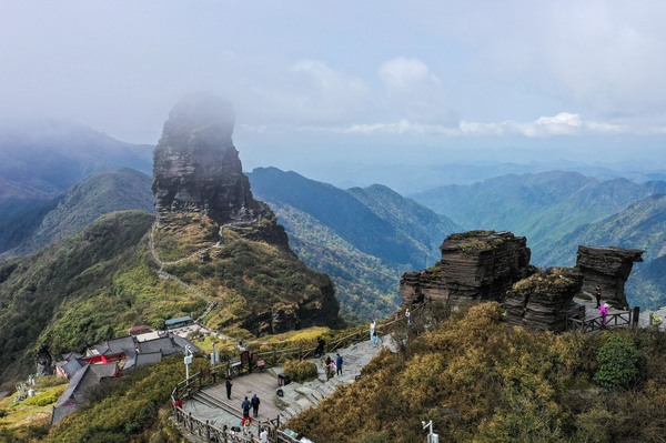 通知其接受调查,检方：已锁定违法行为人,游客在世界遗产梵净山崖壁上乱刻字梵净山|游客|梵净山崖