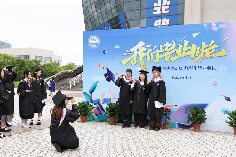 What heartwarming moments are there?, Take graduation photos and intangible cultural heritage Paper Cuttings to reproduce the beautiful scenery of the campus... this graduation season ceremony | graduates | campus