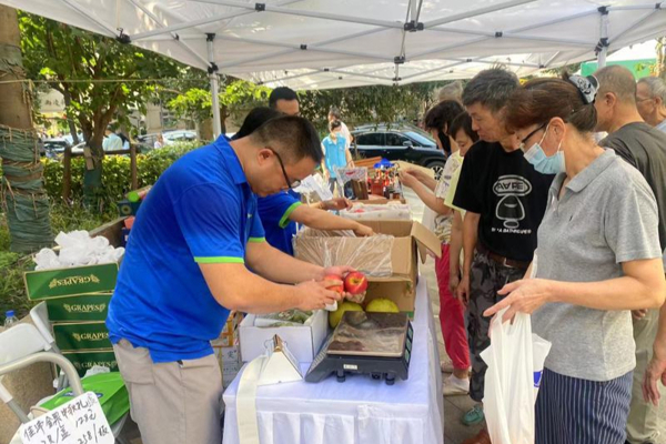 Residents don't have to go to Huaihai Road to "buy and buy". The supply and marketing market is opening up for the first time in the community, just before the Double Festivals