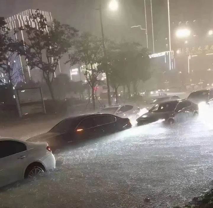 多地停航停课,局地特大暴雨,“疯狂倒水”！暴雨云团昨夜击中嘉善！台风泰利预警升级海南岛|暴雨|嘉善