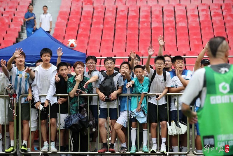 The first Chinese football carnival brought a sports craze, and the Shanghai Fashion Life Festival was launched. Fans | Experts | Football