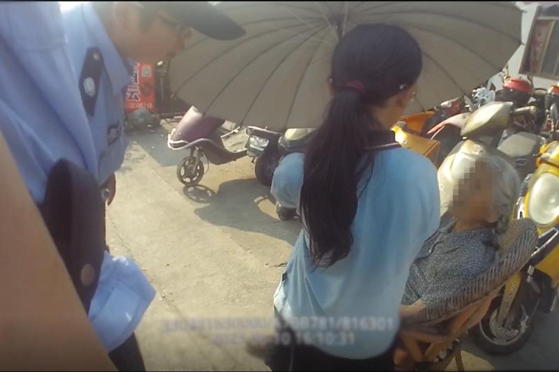 The Umbrella Girl has been found! Police officers present awards to girls at school | elderly | holding umbrellas