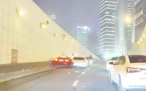 Three racing drivers have been arrested and caused a car accident, resulting in three injuries. Multiple vehicles are racing towards each other at the exit of the Shanghai tunnel | tunnel | vehicle