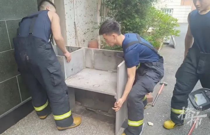 The firefighter dug for two and a half hours and found that... feet are hot! At the doorstep of a resident's house in Hangzhou, there is an area with a temperature of 80 ℃. Residents | firefighters | on the ground