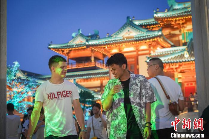 “Z世代”青年画像中国打卡南京：金陵奇妙夜夜夜……博主|南京|青年