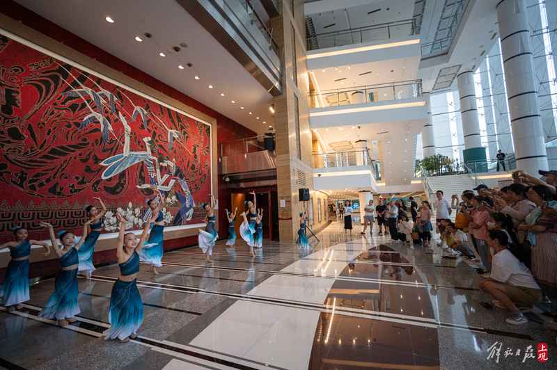 上海大剧院用精彩开放日为25岁庆生,重现巨幅画作上海大剧院|空间|庆生