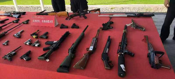 A batch of illegal firearms and controlled knives have been centrally destroyed, and Shanghai police are cracking down on illegal crimes related to firearms and explosives