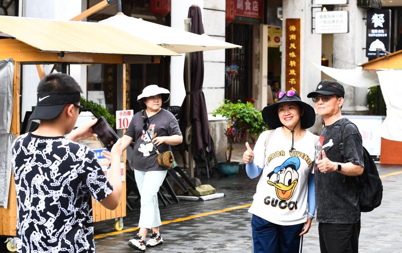 乐享假期时光。↑6月24日|甘肃省敦煌市鸣沙山月牙泉|假日