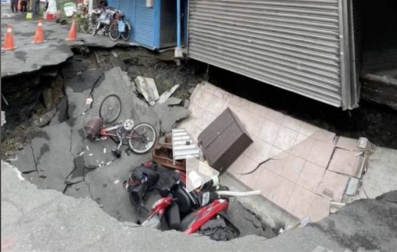 Scaring nearby residents, the sinkhole is only two or three meters away from residential buildings. After emergency repairs, it collapsed again, causing a road collapse accident in the bustling Taipei city in the early morning