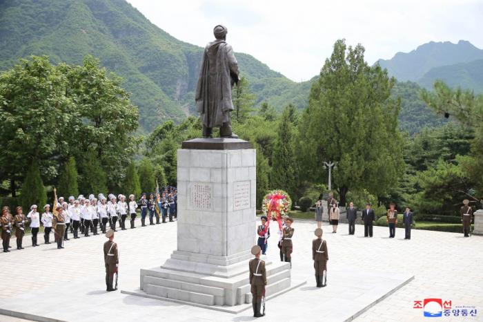 Sending flowers to the tomb of Mao Anying, Kim Jong-un paid a visit to the Chinese People's Volunteers Martyrs Cemetery Hokura Chinese People's Volunteers Martyrs Cemetery | General Secretary | Chinese People's Volunteers Martyrs Cemetery