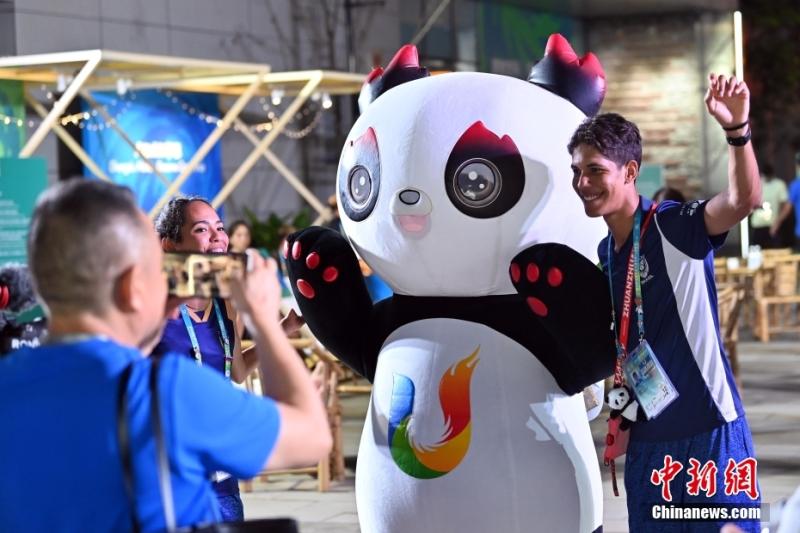 (Chengdu Universiade) Participating athletes interact with "Rongbao" in the Universiade Village. Villagers | Universiade | Rongbao