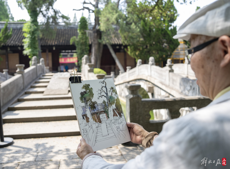 There's always not enough painting. Here are his memories of youth. At the age of 804, the Confucius Temple in Jiading began a major renovation, and Zhang Anpu