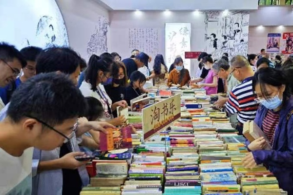 Taoshu Le · Sakura Valley Old Book Market and Sinan Beautiful Bookstore Festival were held in succession, and the Shanghai Book Fair continued its excitement