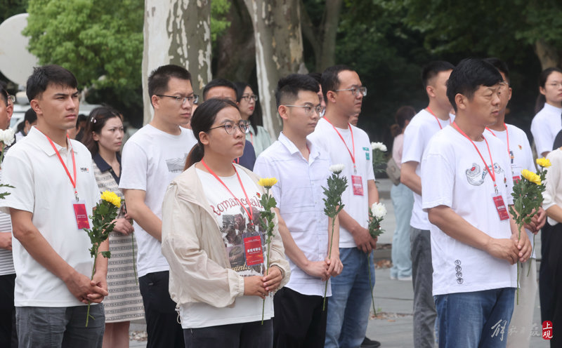 Victory Memorial Day: Various sectors of society present flowers to the Monument to Unknown Heroes in turn