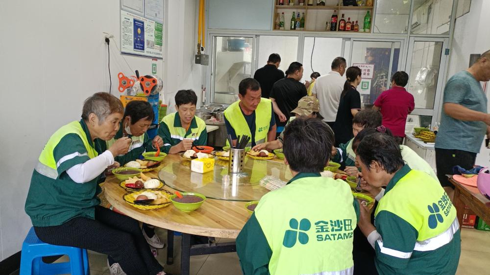 It has been implemented for two months, with a daily expenditure of over 70000 yuan. Wuxi invites tens of thousands of sanitation workers to have breakfast every day. Sanitation workers | frontline | sanitation workers