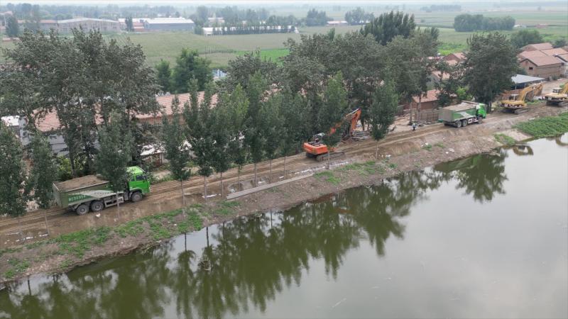 Xinhua News Agency+| Reporter Goes Directly to the Embankment Reinforcement on Both Sides of the Daqing River | Flood | Embankment Reinforcement