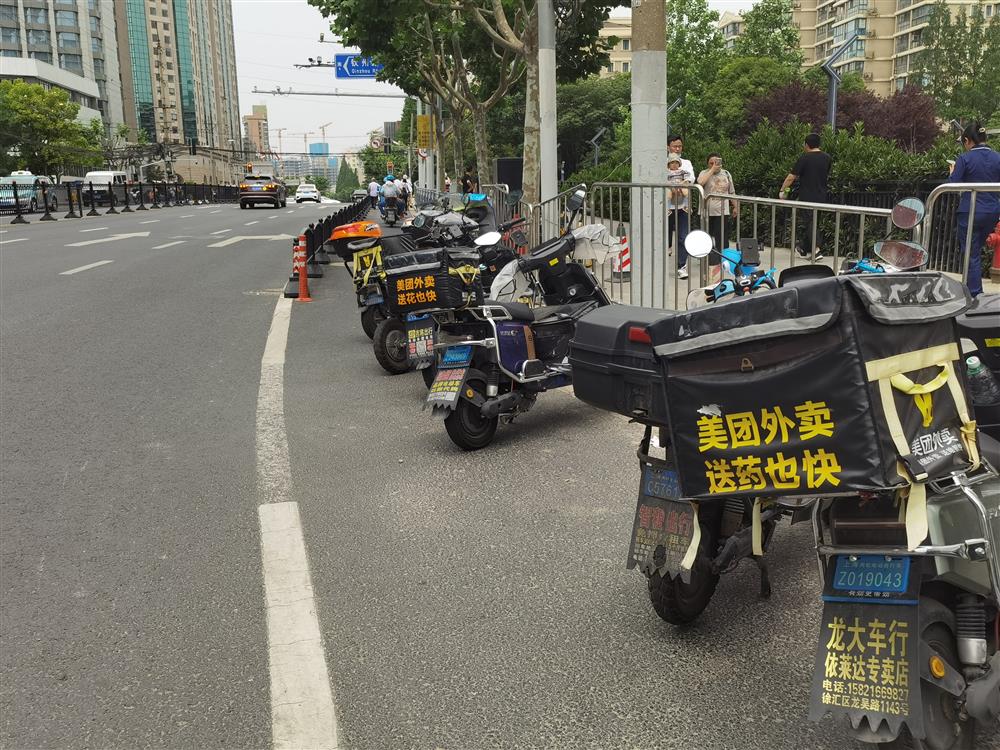 It has been over a year since the implementation of electronic license plates that specialize in driving against traffic and running lights: Why are electric delivery trucks still rampaging on the streets of Shanghai? Delivery | Transportation | Running Lights